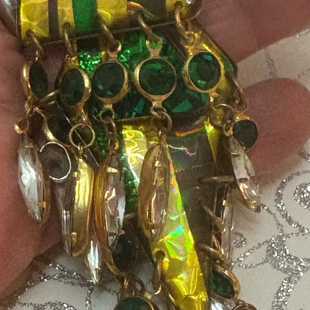 Vintage Beth Brennen Amazing 2 in 1 Green and Gold Loaded Earing New 51/2”long
S - Picture 11 of 16